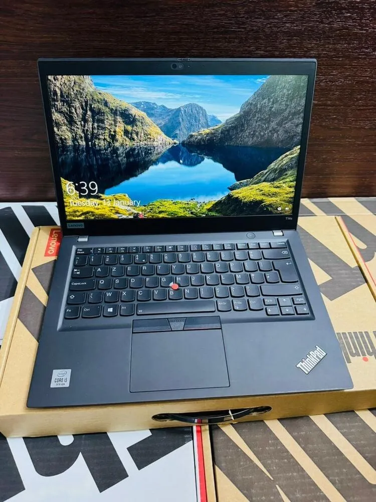 Lenovo ThinkPad T14 ouvert sur son carton